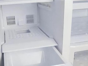 如何清洗冰箱内部（轻松解决冰箱内部的清洁难题）