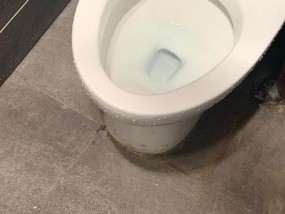 轻松疏通马桶堵塞的最快方法（一招解决马桶堵塞）