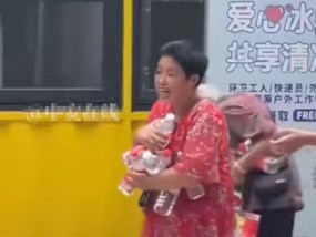 哄抢矿泉水老人正脸曝光，笑容贪婪得意，监控下仍猖狂，官方出手