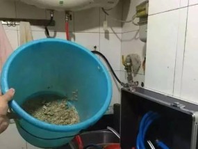 如何清洗油烟机上的水垢（有效清除水垢）