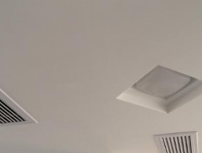 以吊顶中央空调处理为主题写一个文章的主标题和及主标题的一个（吊顶中央空调的安装与维护方法）
