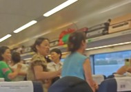 多名大妈高铁上跳舞喧哗，列车员多次阻止无果！12306回应