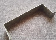 处理显示器四个螺丝掉落的方法（解决显示器螺丝丢失的简易步骤）