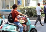 骑电瓶车时抓衣服会有什么后果？
