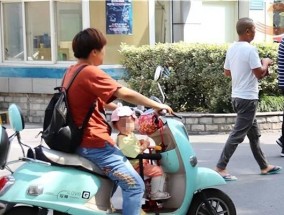骑电瓶车时抓衣服会有什么后果？