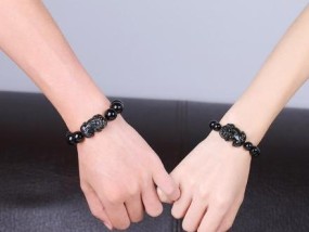 双孔手链数据线的正确使用方法是什么？