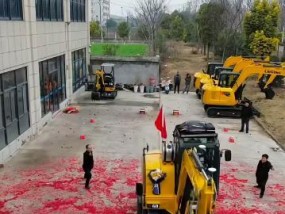 小伙开挖机去西藏，318帮助无数人脱困，却因收1000块被网友诟病