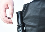 解决LED紫外线手电筒不亮的方法（如何修复LED紫外线手电筒的故障）