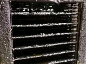 如何使用烧碱清洗油烟机（简单高效的清洗方法与技巧）