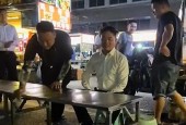 52岁刘强东宿迁街边吃大排档，喝的有点多，网友：真性情还是作秀