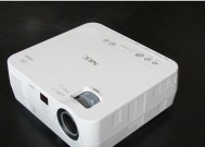 投影仪电源电压过高的危害与解决方法（电压升高可能导致的问题及解决方案）