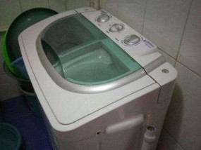 如何正确给洗衣机加水（简便快捷的洗衣机加水方法）