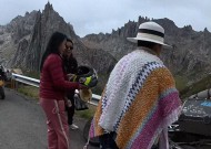 东北大妈进藏旅游，私自骑路边价值20万摩托，翻车后逃逸拉黑车主
