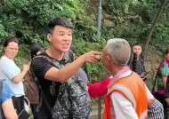 你再打猴我打你！保洁大爷驱赶猴子被一南京游客辱骂，公园回应