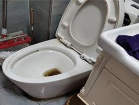 马桶底部漏水修理方法（解决马桶底部漏水问题的实用技巧）