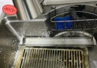 家庭清洁小技巧（轻松解决油烟机清洗难题的实用方法）
