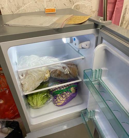 冰箱保鲜室有水的原因及解决方法（冰箱保鲜室积水可能的原因与应对之策）  第2张