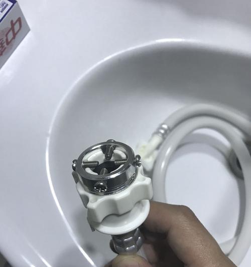 解决洗衣机水管不平的问题（如何调整洗衣机水管以确保平稳运行）  第1张