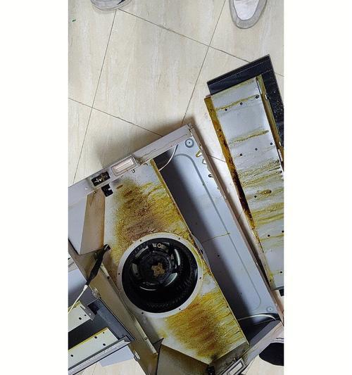 如何彻底清洗壁柜里的油烟机（轻松解决油烟机积污问题）  第3张