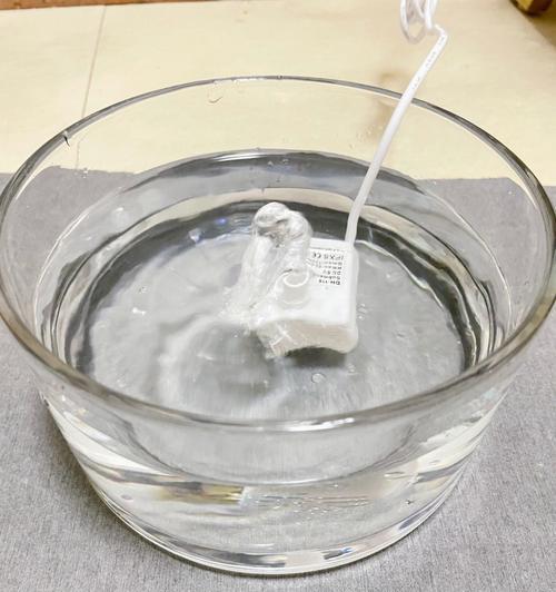 饮水机玻璃爆炸的原因及预防措施（揭秘饮水机玻璃爆炸事件的内幕）  第1张