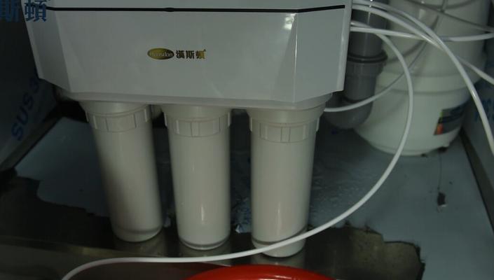 饮水机快速漏水的原因和维修方法（快速解决饮水机漏水问题）  第1张