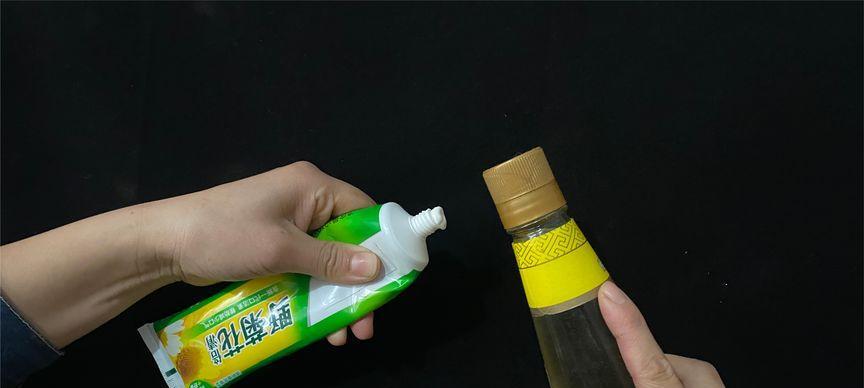 用牙膏和白醋清洗油烟机，轻松除去顽固油渍（家庭清洁利器）  第1张