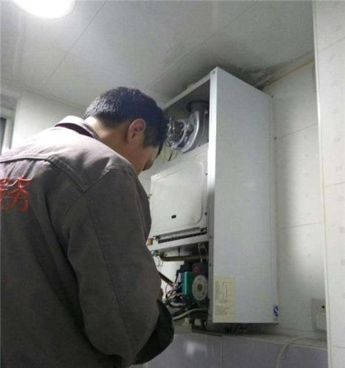 壁挂炉螺丝漏水的处理方法（解决壁挂炉螺丝漏水问题的实用技巧）  第1张