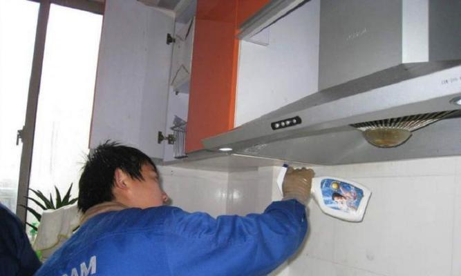 油烟机内胆清洗方法（让您的油烟机内胆焕然一新的清洗技巧）  第1张