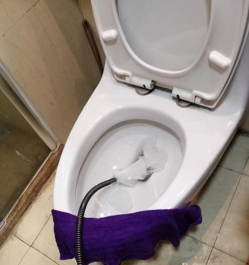 马桶水箱漏水的维修方法（解决马桶水箱漏水问题的实用技巧）  第3张