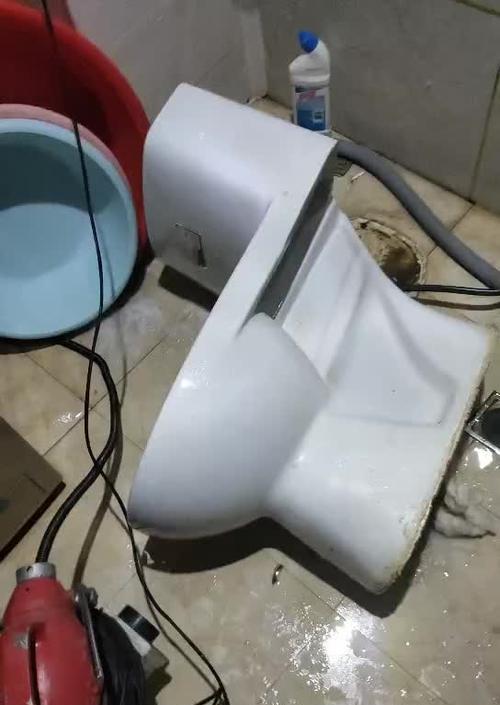 马桶水箱漏水的维修方法（解决马桶水箱漏水问题的实用技巧）  第2张