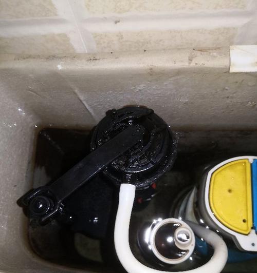 如何解决马桶水箱一直流水的问题（维修马桶水箱流水的方法及技巧）  第2张