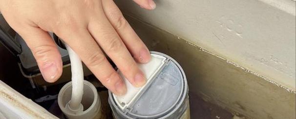 如何解决马桶水箱一直流水的问题（维修马桶水箱流水的方法及技巧）  第3张