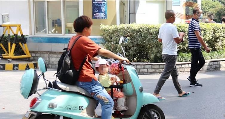 骑电瓶车时抓衣服会有什么后果？  第1张
