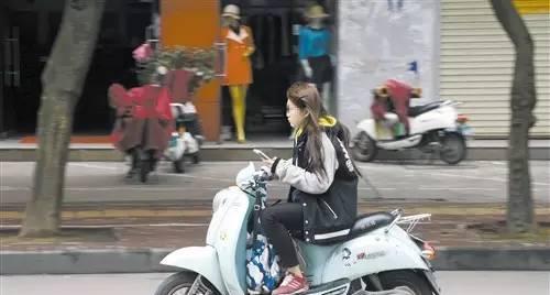 骑电瓶车时抓衣服会有什么后果？  第3张