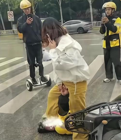 骑电瓶车时抓衣服会有什么后果？  第2张