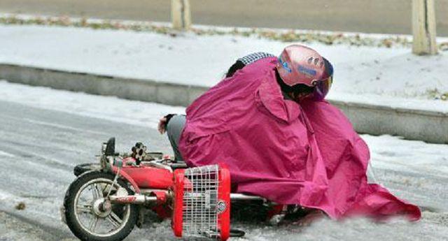电瓶车在结冰路面如何防滑？有哪些安全措施？  第3张