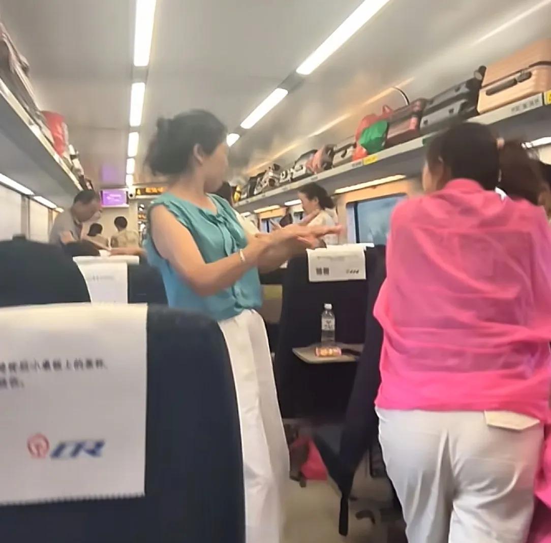 多名大妈高铁上跳舞喧哗，列车员多次阻止无果！12306回应  第2张