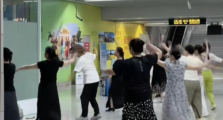 人民的地铁！郑州地铁设置纳凉处，标语引全网泪奔：建设者休息区  第9张