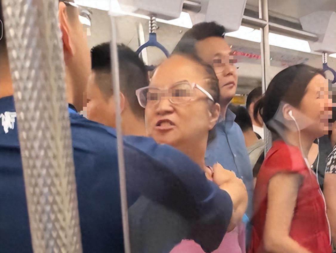 大妈地铁辱骂乘客后续，乘警面前叫嚣，知情者透更多，平时就嚣张  第1张