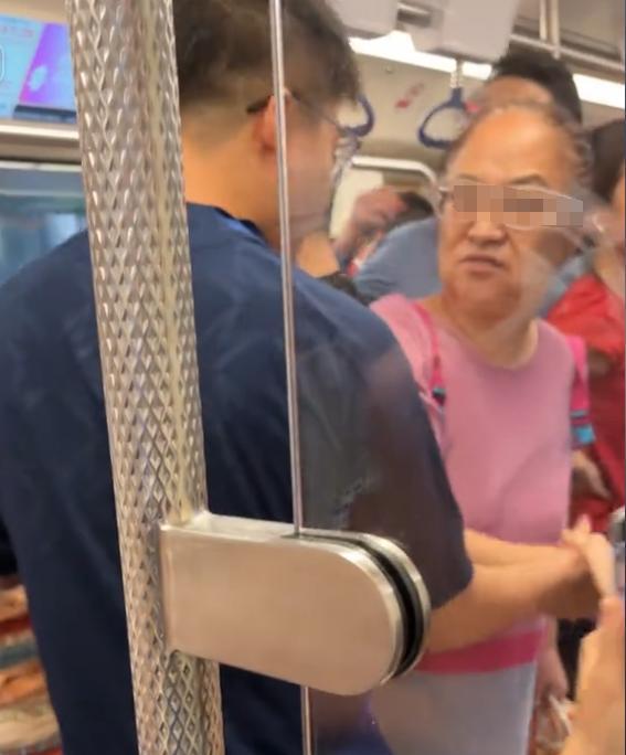 大妈地铁辱骂乘客后续，乘警面前叫嚣，知情者透更多，平时就嚣张  第3张