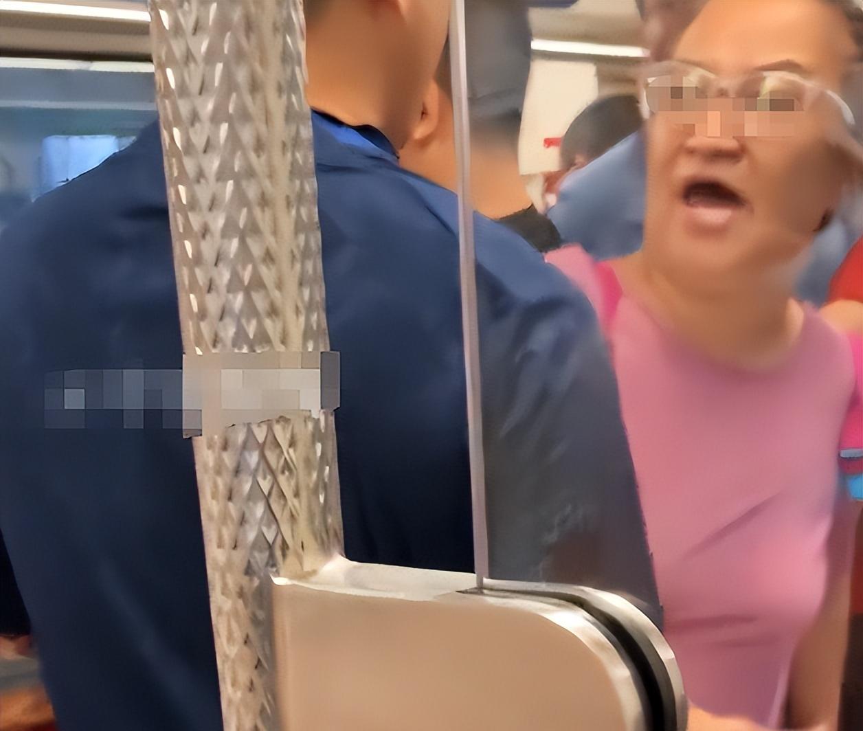 大妈地铁辱骂乘客后续，乘警面前叫嚣，知情者透更多，平时就嚣张  第6张