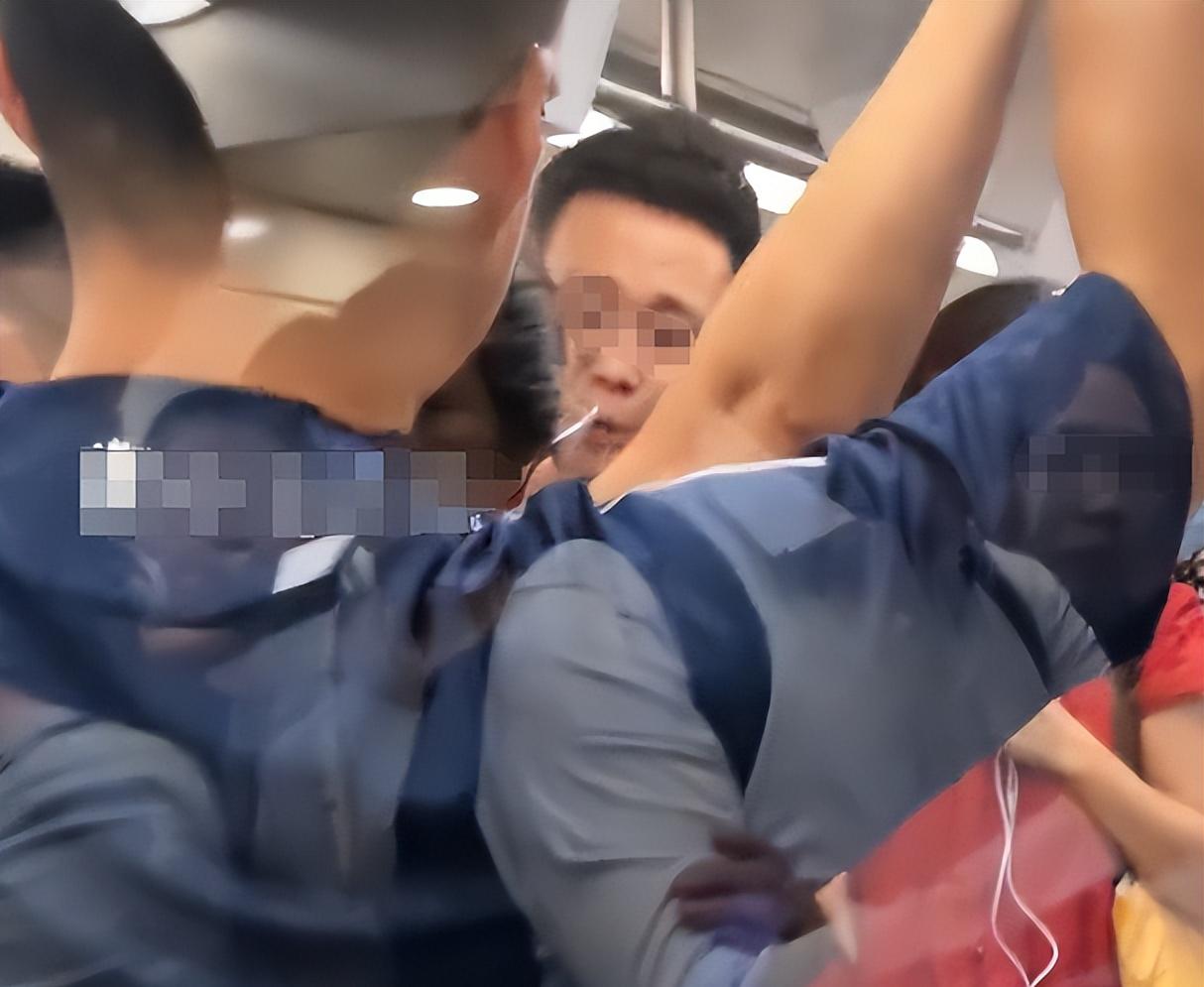 大妈地铁辱骂乘客后续，乘警面前叫嚣，知情者透更多，平时就嚣张  第8张