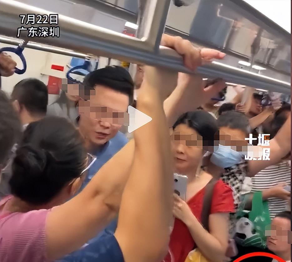 大妈地铁辱骂乘客后续，乘警面前叫嚣，知情者透更多，平时就嚣张  第10张