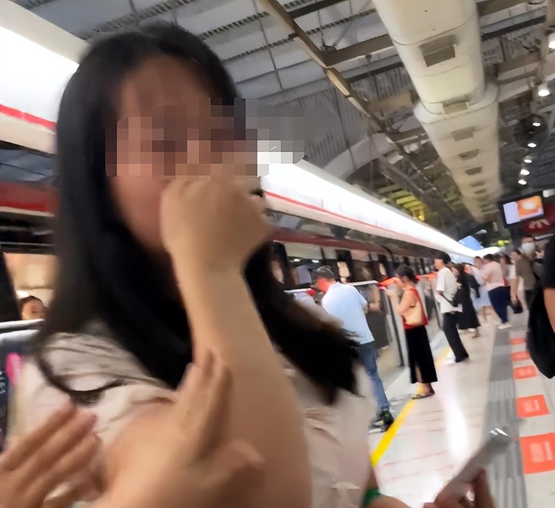 大妈地铁辱骂乘客后续，乘警面前叫嚣，知情者透更多，平时就嚣张  第16张