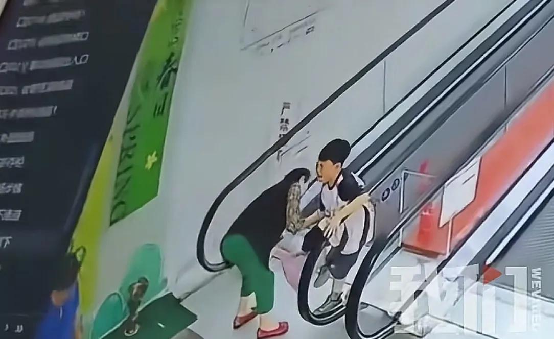 男孩商场扶梯上被狗咬伤，狗主人安慰几句后竟直接离开！警方介入  第3张