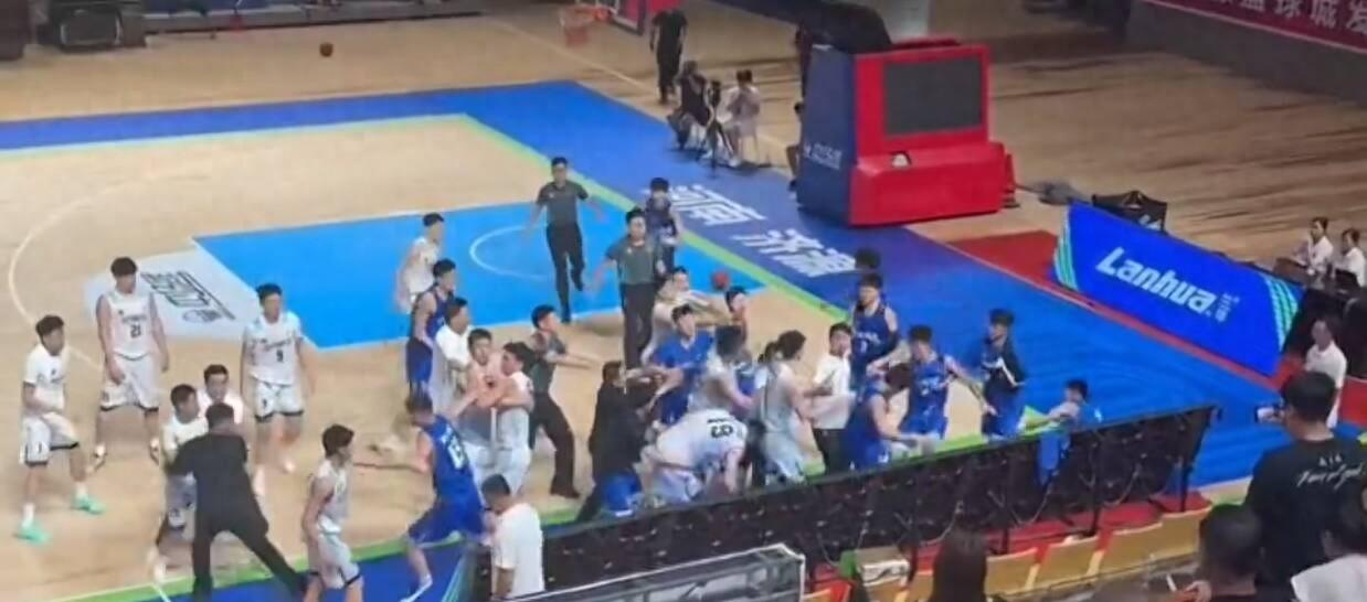 继U21大规模冲突后！中国篮球又出丑闻，10名球员发出联名信  第1张