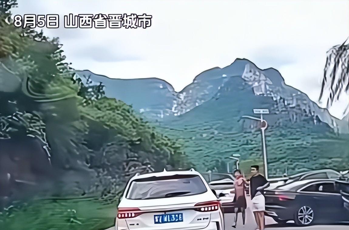 无牌奥迪加塞女子后续：警方介入，纹身男身份曝光，果然不简单  第2张