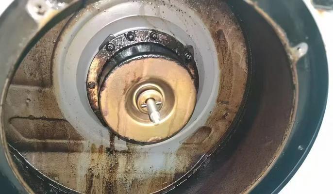 壁挂式油烟机内部清洗指南（轻松掌握清洗技巧，延长使用寿命）  第3张