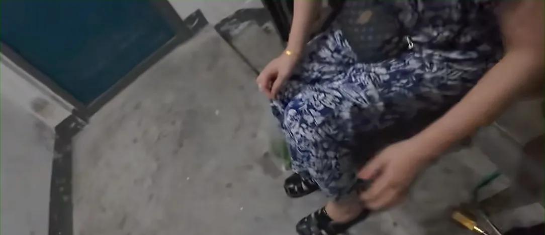 大妈找人开锁后变脸，耍赖又讹人！开锁师傅:要没录像今天就遭了  第4张