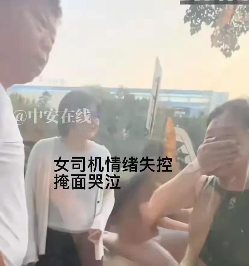 逆停致堵车女司机发长文:一切都不是我有意为之，曾直播解释被封  第6张